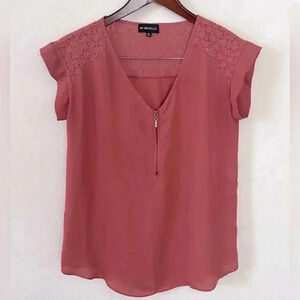 MY MICHELLE short sleeve, zipper front Coral shirt, lace back, sz Small
